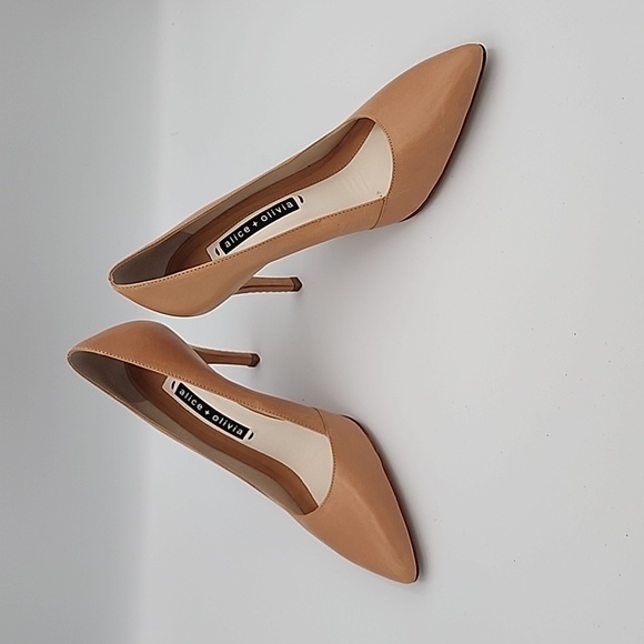 ALICE + OLIVIA Tan Pumps with Whipstitched Detail Self-covered Heels - Picture 2 of 7